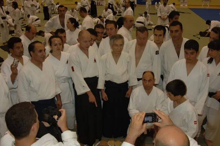 Kalabalık bir aikido semineri, tatamide toplu çalışma