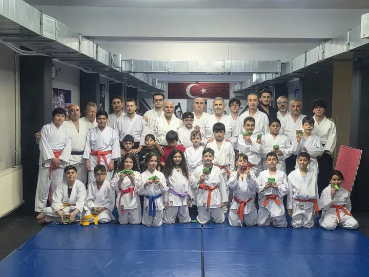 Çocuk grubu toplu fotoğrafı, renkli kuşaklarla