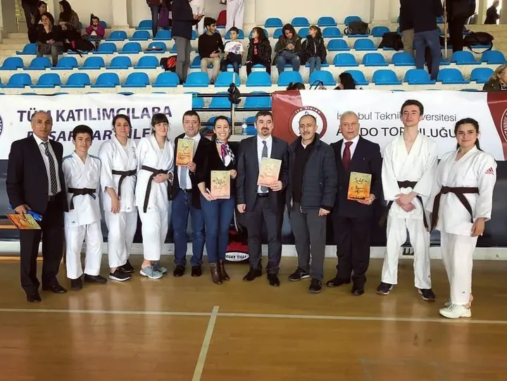 Aikido toplantısında katılımcılara plaket takdimi