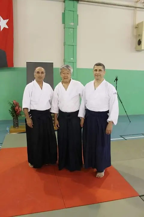 Üç eğitmen hakama ile tatami üzerinde